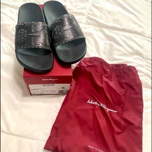 Salatore ferragamo groove 5 slides black